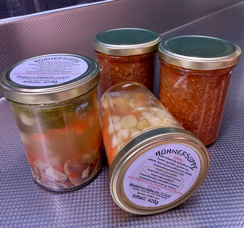 Gläser mit Hühnersuppe