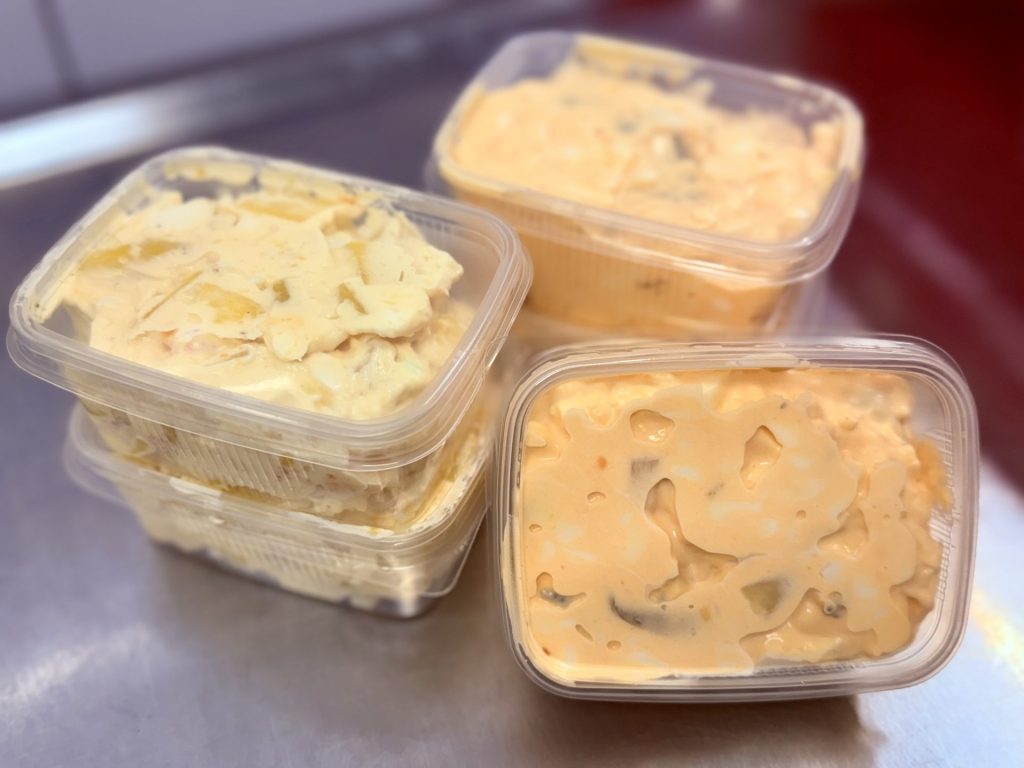 Verschiedene Schalen mit Salat